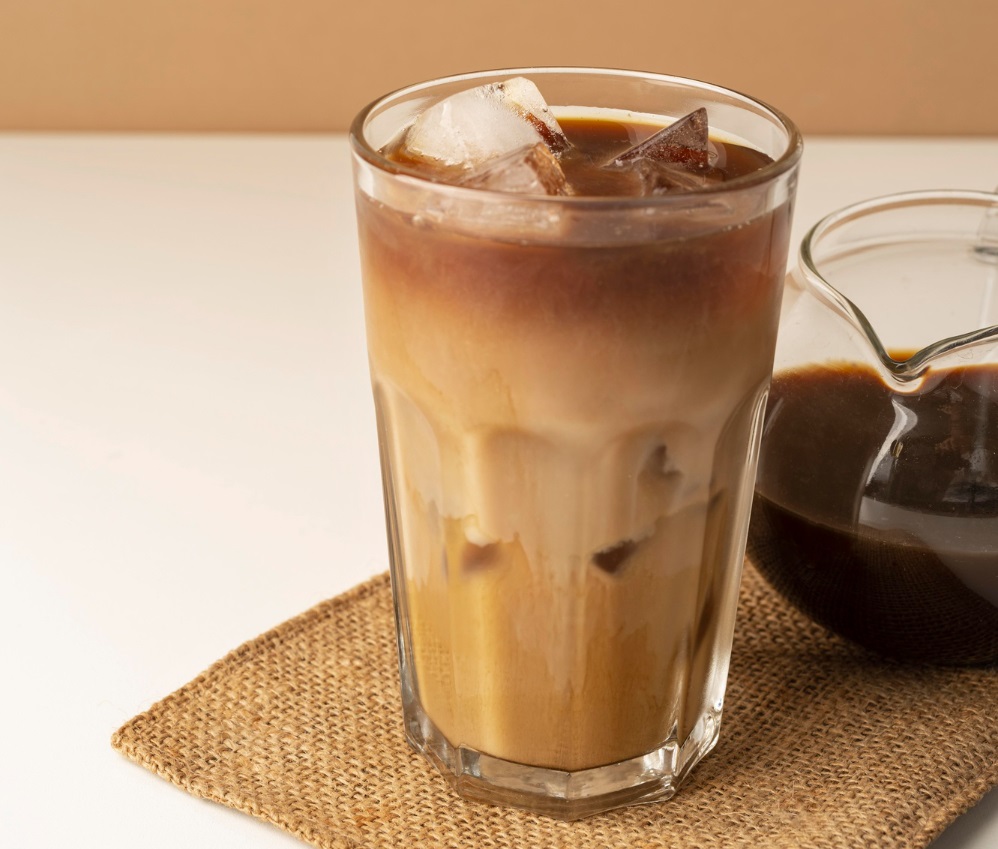 Domowa kawa mrożona latte z lodem i mlekiem w szklance