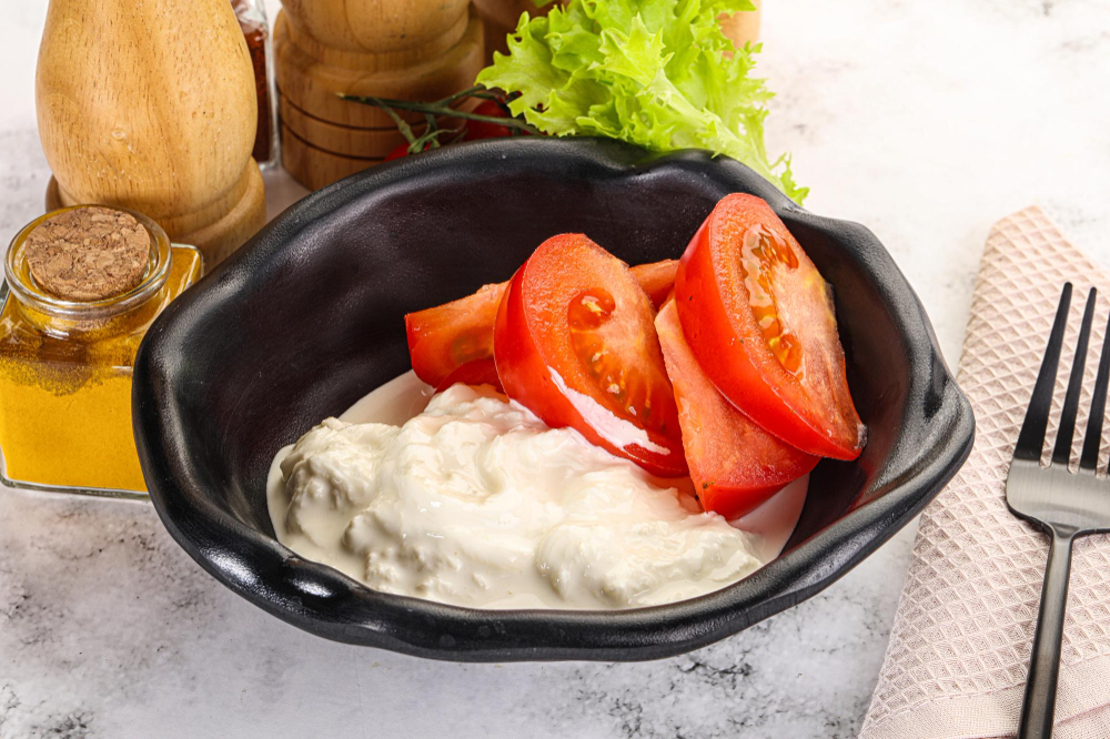 Pomidory z sosem czosnkowym jako pomysł na sałatkę