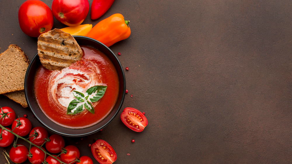 Miseczka-kremu-z-pieczonych-pomidorow-z-ziolowymi-grzankami-i-startym-parmezanem-udekorowana-swieza-bazylia-2 🍲Krem z pieczonych pomidorów z bazylią i czosnkowymi grzankami