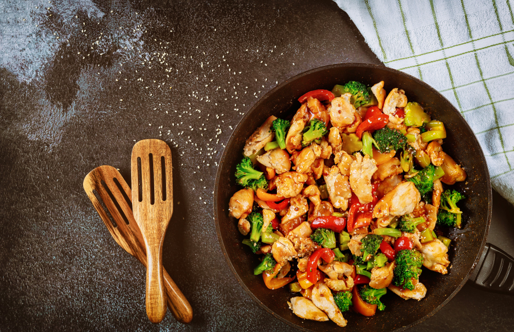 Stir-fry-z-kurczakiem-i-warzywami-w-woku-posypany-sezamem-podany-z-ryzem-jasminowym Szybki stir-fry z warzywami i tofu lub z kurczakiem – danie z woka w 15 minut