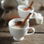 Domowe cappuccino z pianą mleczną i cynamonem