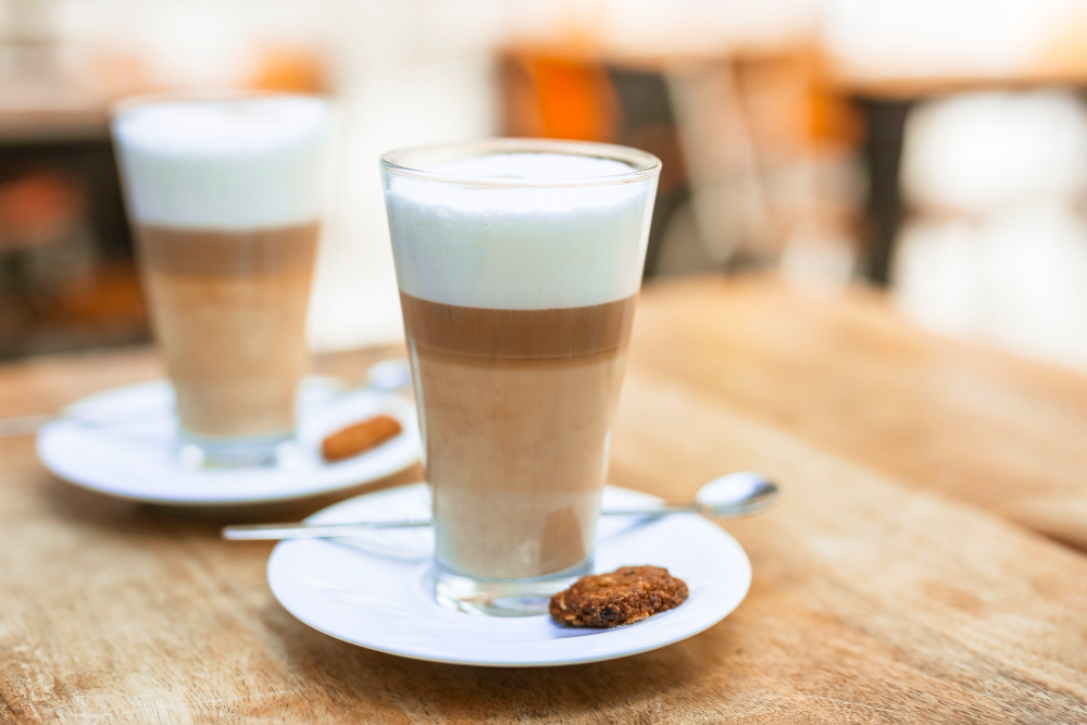 Domowe latte z mleczną pianką w przezroczystej szklance