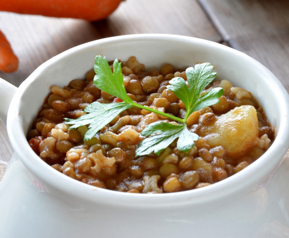 Gulasz z soczewicy i pieczarek w ceramicznej misce, podany z natką pietruszki