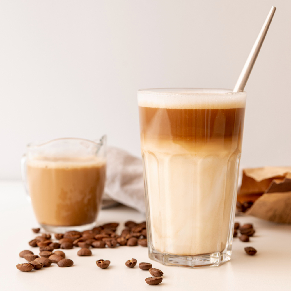 Latte mocha z bitą śmietaną i polewą czekoladową.