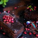 Brownie z buraków i czekolady posypane granatem i polane sosem czekoladowym