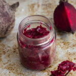 Buraczki zasmażane z jabłkiem w słoiku, gotowe do pasteryzowania i przechowywania na zimę