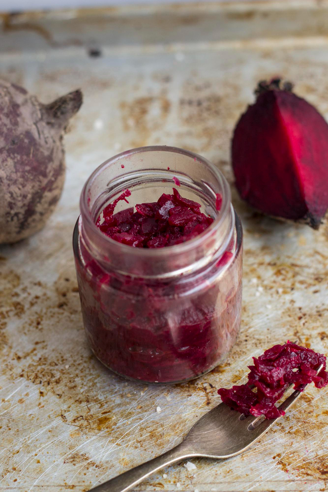 Buraczki zasmażane z jabłkiem w słoiku, gotowe do pasteryzowania i przechowywania na zimę