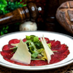 Carpaccio z pieczonych buraków z kozim serem