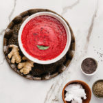 Zupa krem z buraków i jabłek w misce, udekorowana nasionami chia