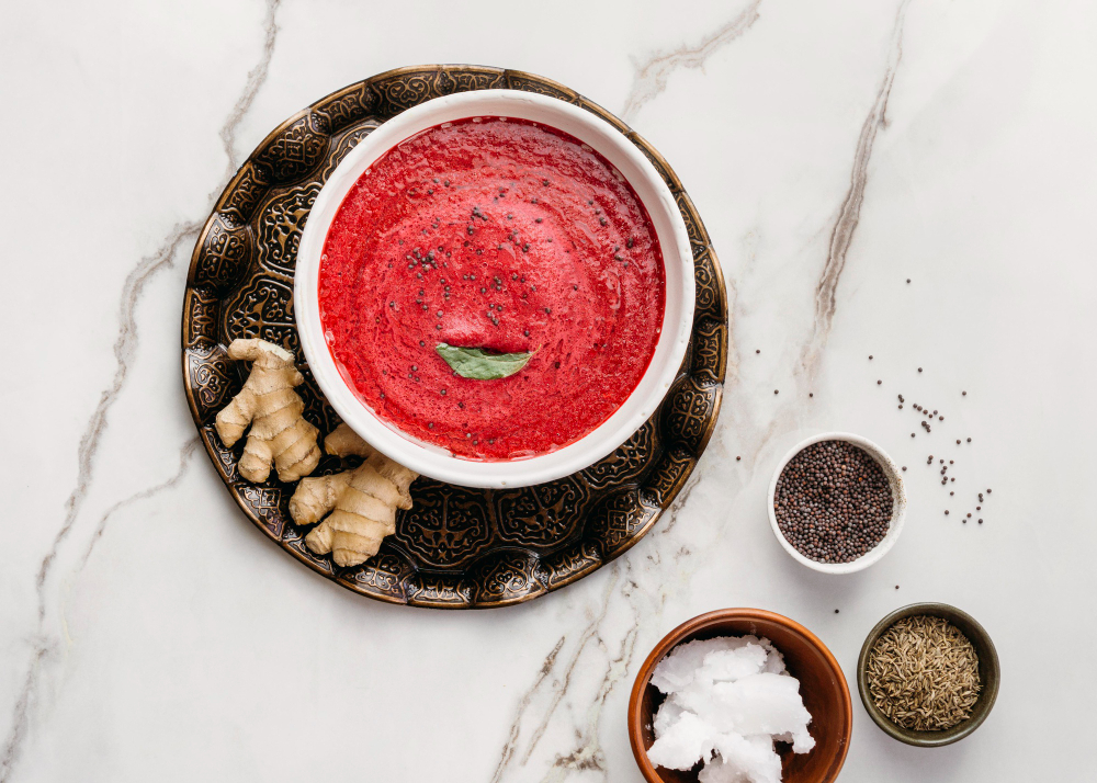 Zupa krem z buraków i jabłek w misce, udekorowana nasionami chia