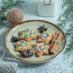 Miękkie i aromatyczne pierniczki na talerzu